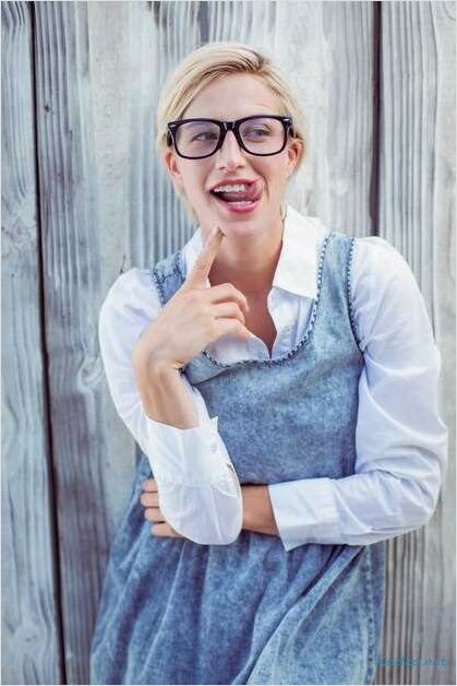 Памела Андерсон — стильная и модная — уроки непревзойденного образа в простой джинсовой рубашке после 50 лет