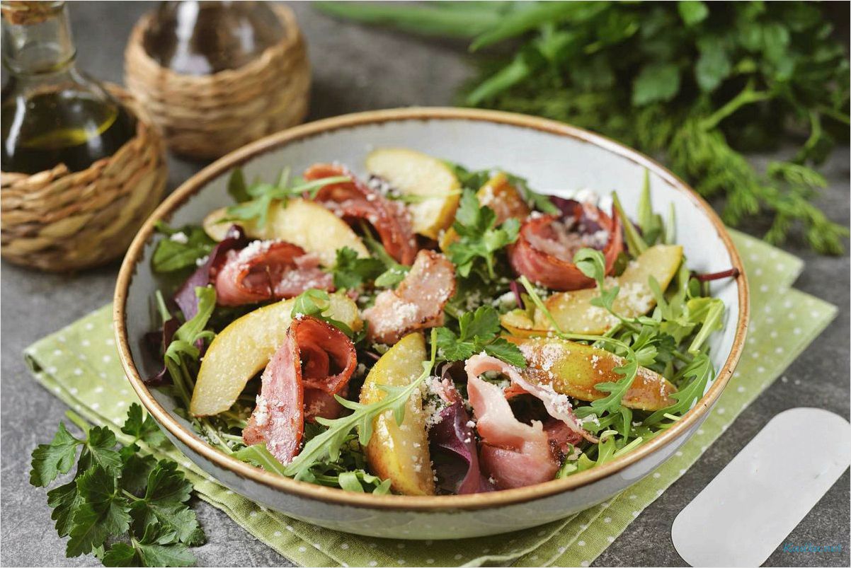 Салат с жареным беконом — вкусный рецепт с сочным мясом, свежими овощами и ароматным соусом